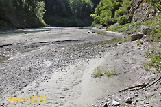 August 2013: Lebendige Flussstrukturen im Iselbett am Ausgang der Iselschlucht von Bobojach (August 2013)