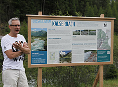 Gebhard Tschavoll vom WWF stellt Flussheiligtum Kalserbach vor