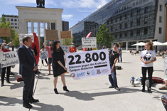 Tirols LHStV. Geisler am Landhausplatz in Innsbruck, mit Sicht auf die TIWAG-Zentrale