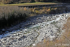 Herbstliche Isel unter Brühl: wo hier  noch Wasser wegnehmen?