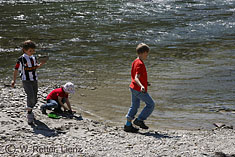 Kinder spielen an der Isel