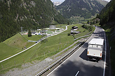 Gedrängte überregionale Versorgungstränge im Tauerntal