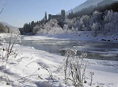 Schloss Bruck über der winterlichen Isel bei Lienz